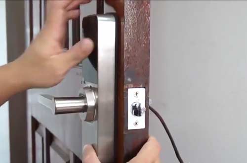 xác định loại cửa cần lắp khóa điện tử