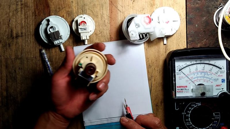 Kiểm tra phao bằng đồng hồ vạn năng