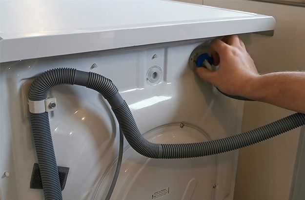Xác định vị trí phao và tháo ống dẫn