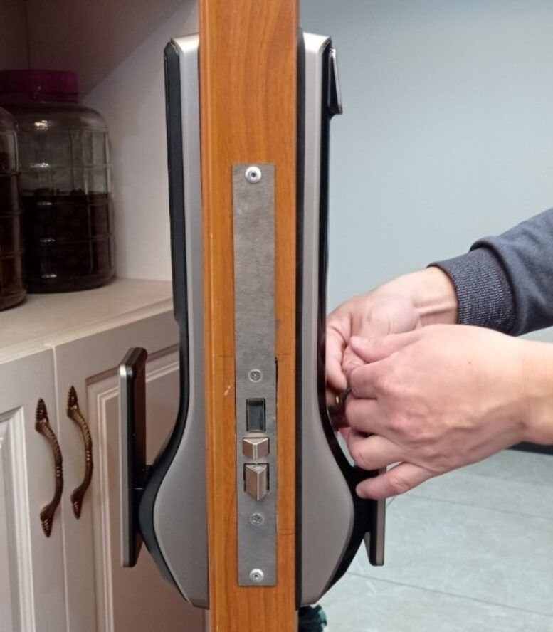 Cài đặt và cấu hình khóa cửa điện tử