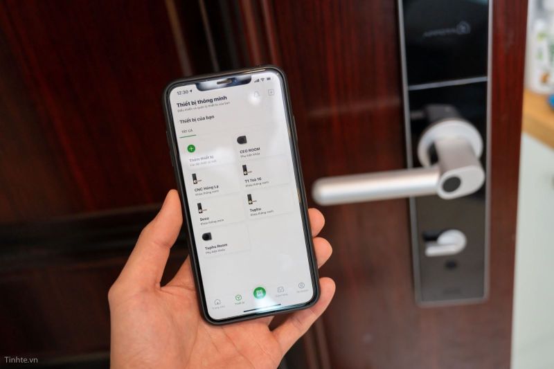 Sử dụng ứng dụng để mở khóa cửa điện tử