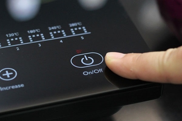 Bảng điều khiển cảm ứng bị loạn hoặc liệt phím