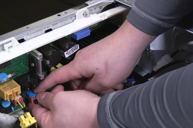 Gọi thợ nếu không đủ tự tin sửa máy giặt LG lỗi EE