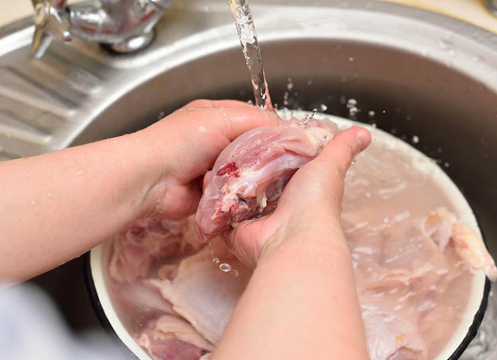 Làm sạch ức gà
