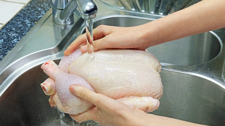 Rửa sạch gà