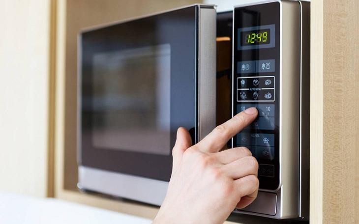 Làm quen với bảng điều khiển lò vi sóng