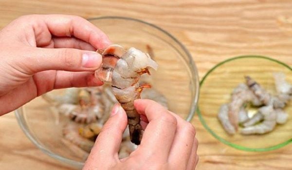 Sơ chế và làm sạch tôm