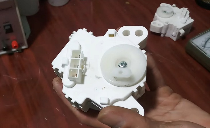 Kiểm tra và vệ sinh van xả nước