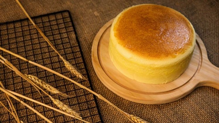 Lấy bánh ra khỏi khuôn