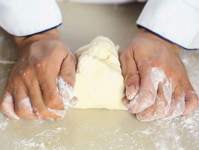 Trộn bột và nhào bột