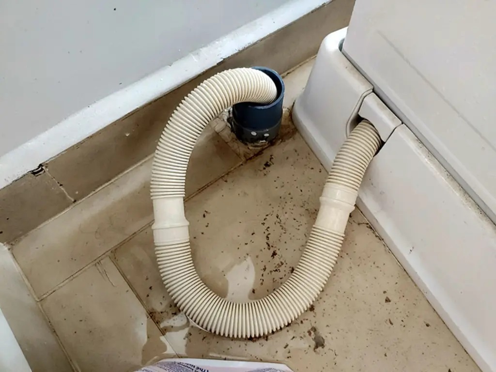 Ống xả nước bị tắc hoặc gấp khúc