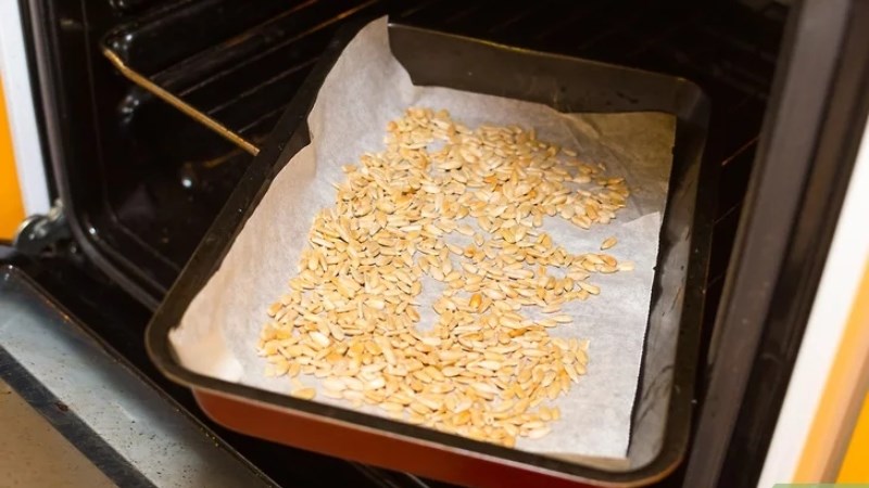 Rang hạt hướng dương trong lò vi sóng tại nhà