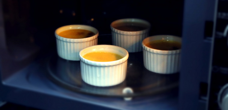 Cách làm bánh flan bằng lò vi sóng