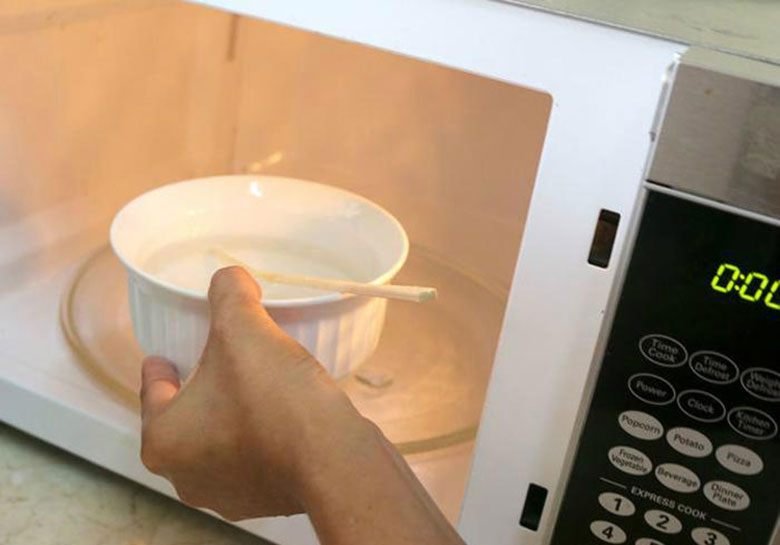 Khử mùi lò vi sóng bằng nước rửa chén