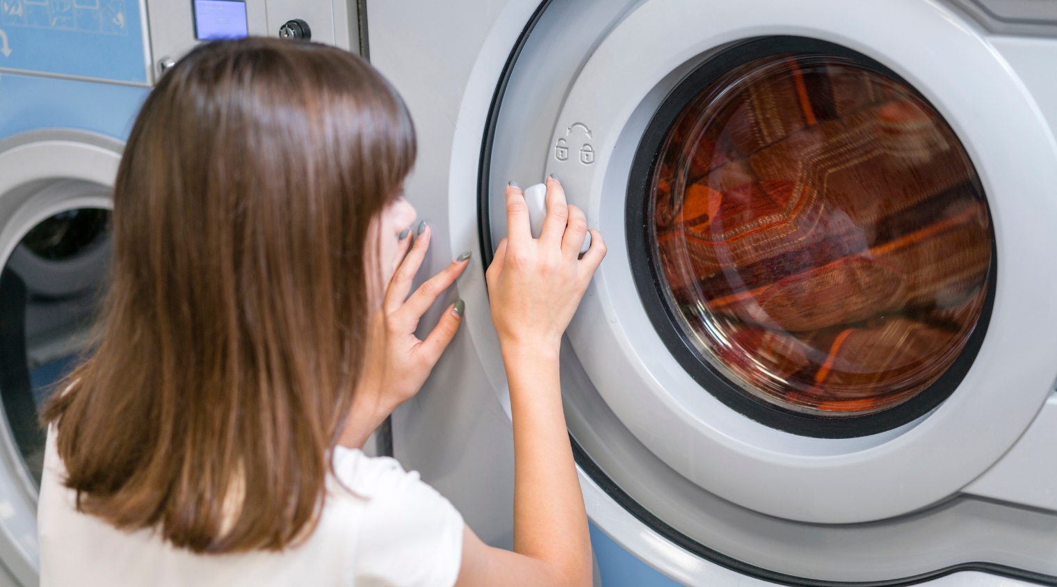 Do cánh cửa máy giặt bị kẹt, đóng không kín