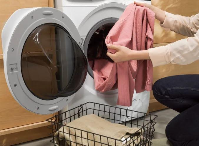 Cho quần áo vào máy đúng khối lượng