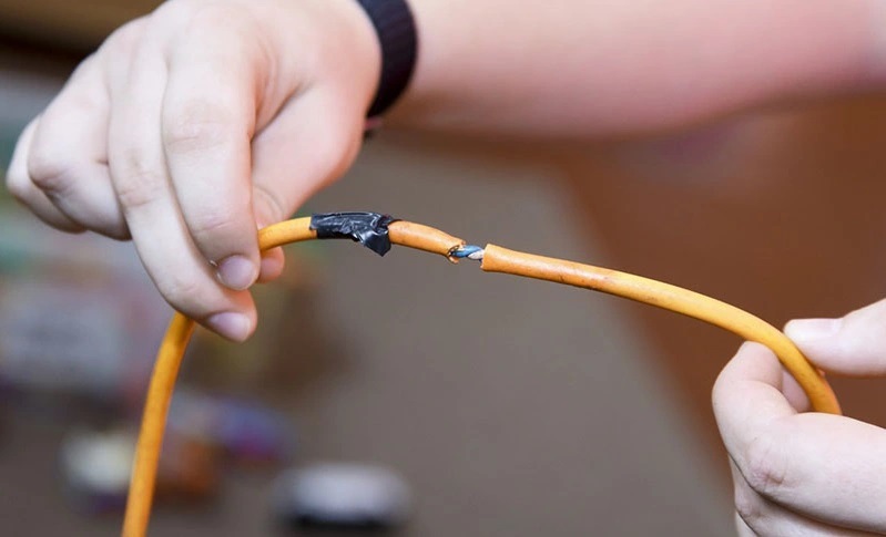 Đường dây điện nối bo mạch và motor xả bị đứt hoặc lỏng