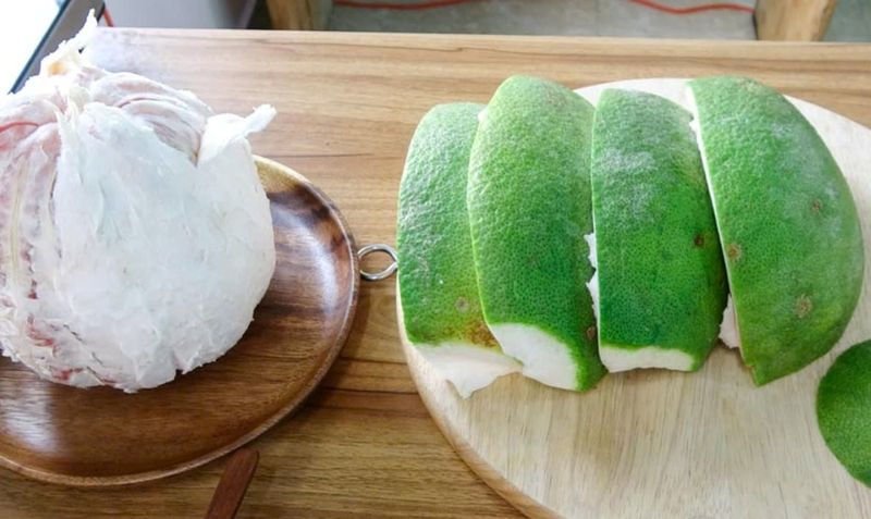 Nguyên liệu làm mứt vỏ bưởi bằng lò vi sóng