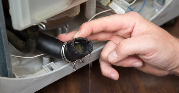 Máy giặt rò rỉ nước ra ngoài
