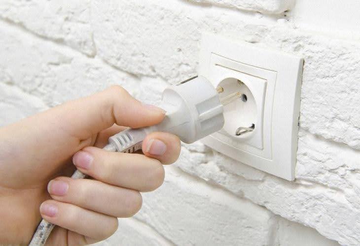 Do nguồn điện, dây nguồn hoặc phích cắm