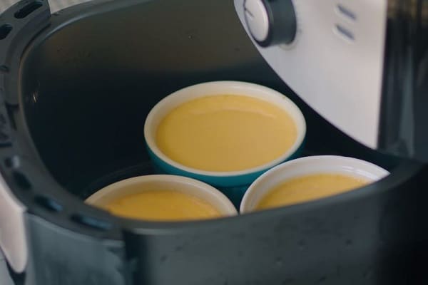 Cách làm bánh flan bằng nồi chiên không dầu tại nhà