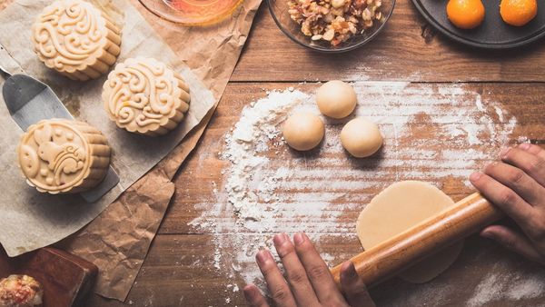 Làm bánh trung thu bằng nồi chiên khônng dầu