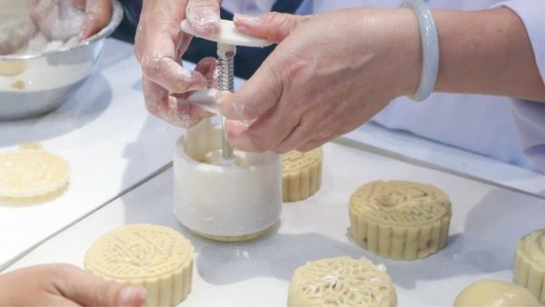 Tạo hình bánh trung thu làm tại nhà