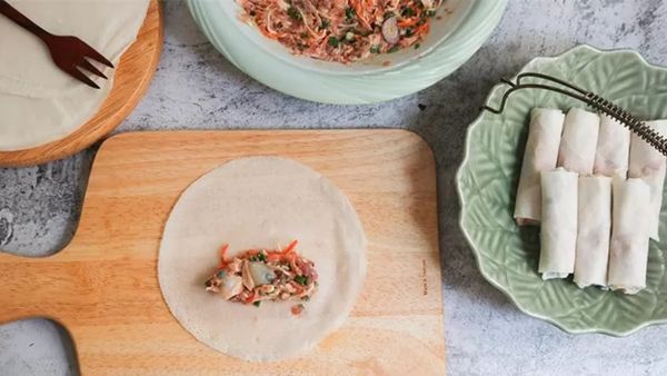 Cuốn chả giò tại nhà