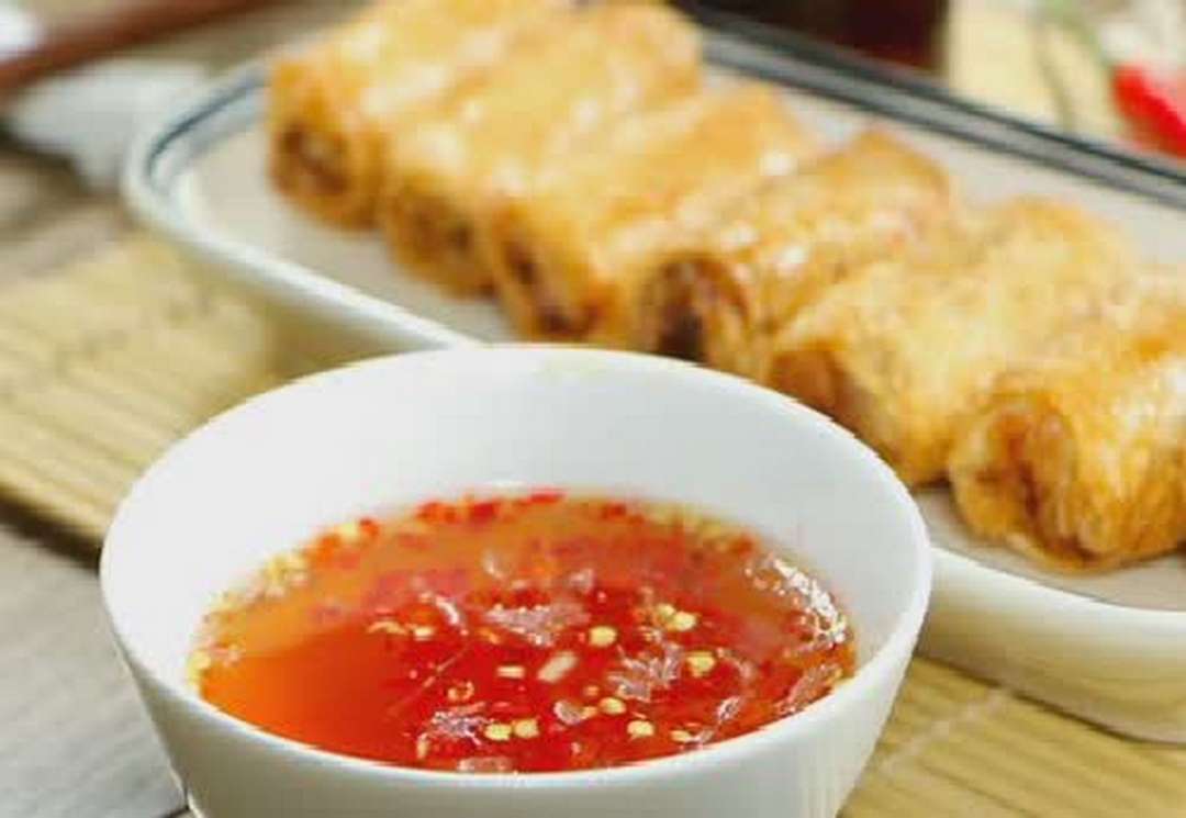 Pha nước mắm chấm chả giò