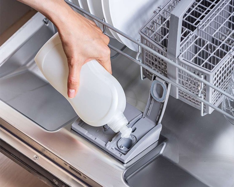 Mở nắp ngăn chứa chất tẩy