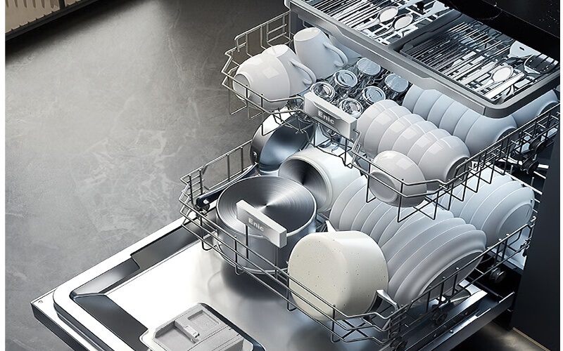 Sắp xếp bát đĩa vào máy rửa bát