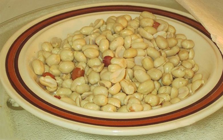 Nguyên liệu rang lạc bằng lò vi sóng