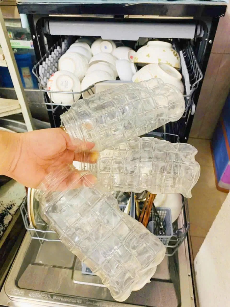 Xếp đồ nhựa vào máy rửa bát spelier