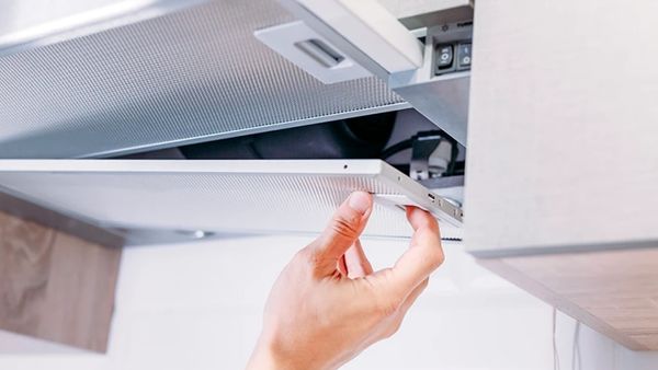 Vệ sinh tấm lưới lọc máy hút mùi Eurosun