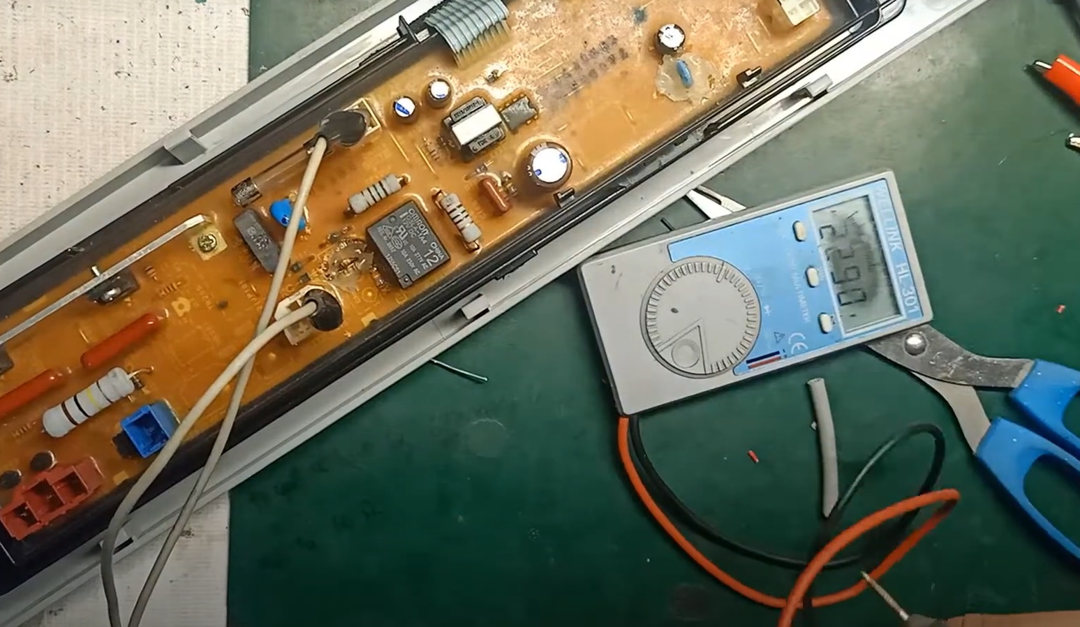 Kiểm tra cầu chì trên bo mạch