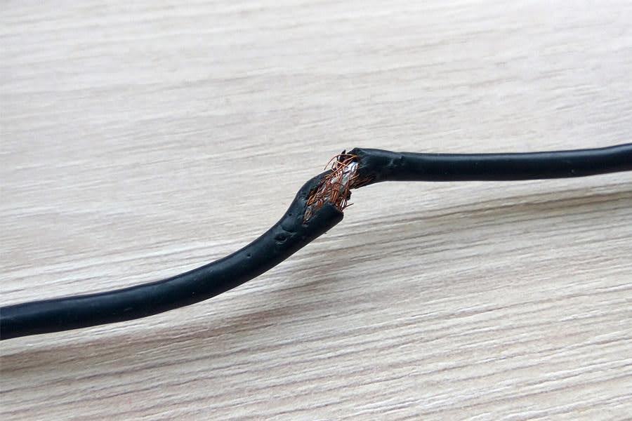 Do ổ cắm hoặc dây dẫn điện