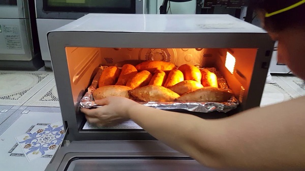 Các bước nướng khoai lang bằng lò nướng