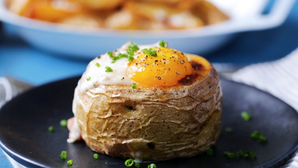 Khoai tây nướng trứng thịt xông khói