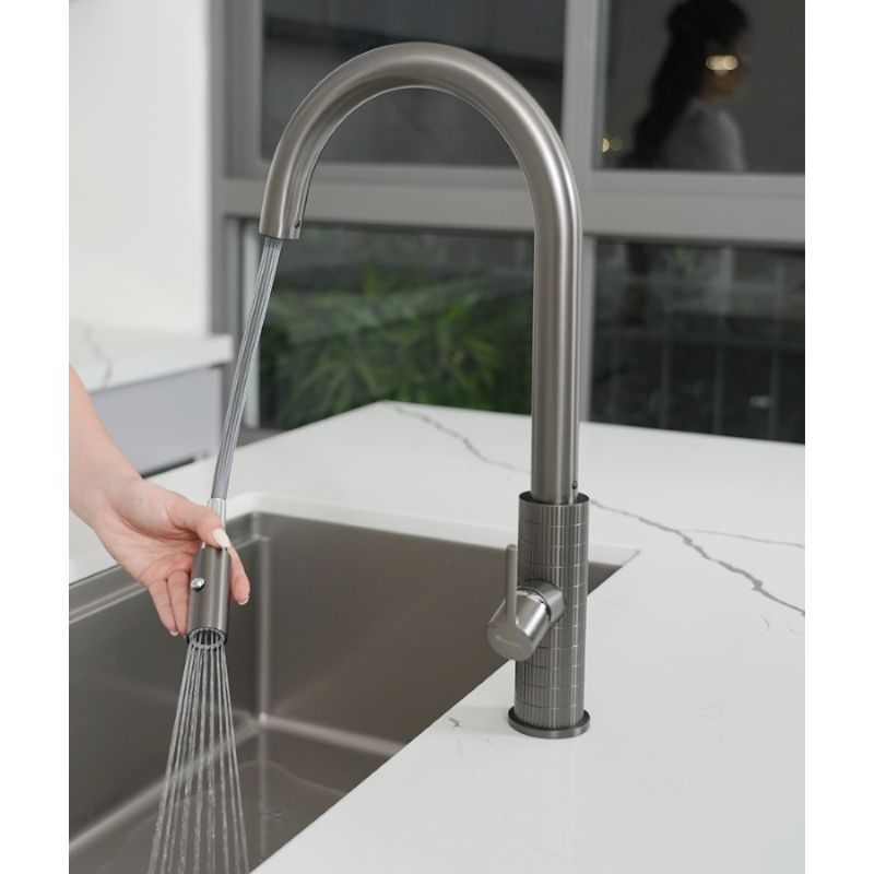 Hình ảnh thực tế vòi rửa bát dây rút Venice Gun Metal