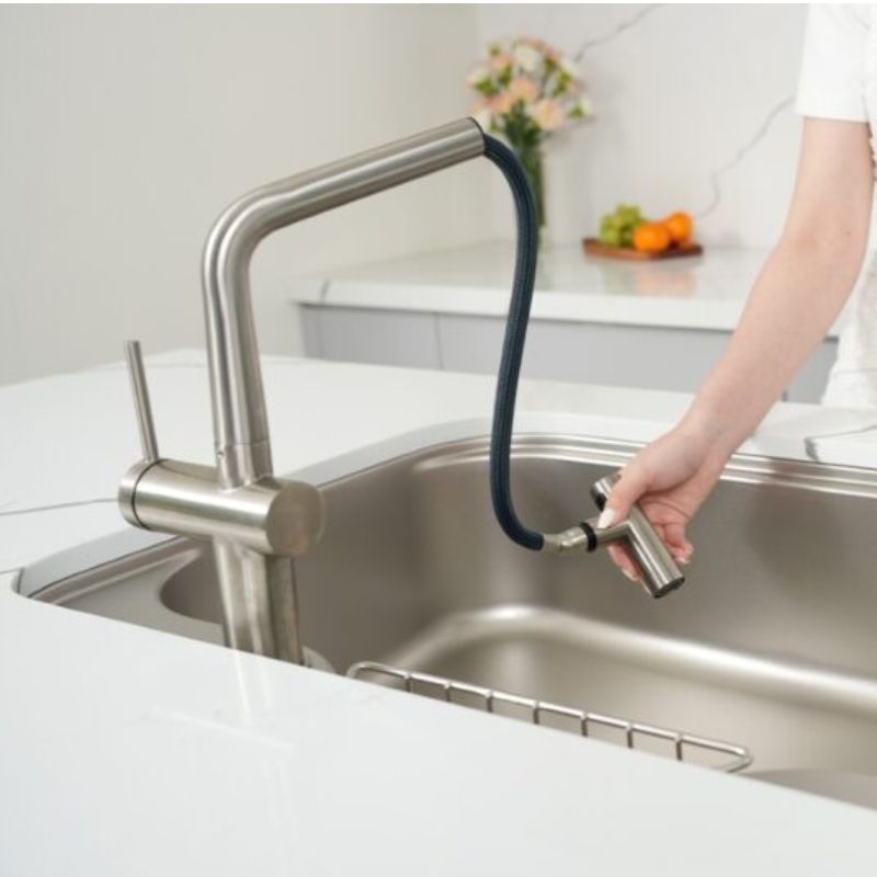 Hình ảnh thực tế vòi rửa bát dây rút Volta Nickel